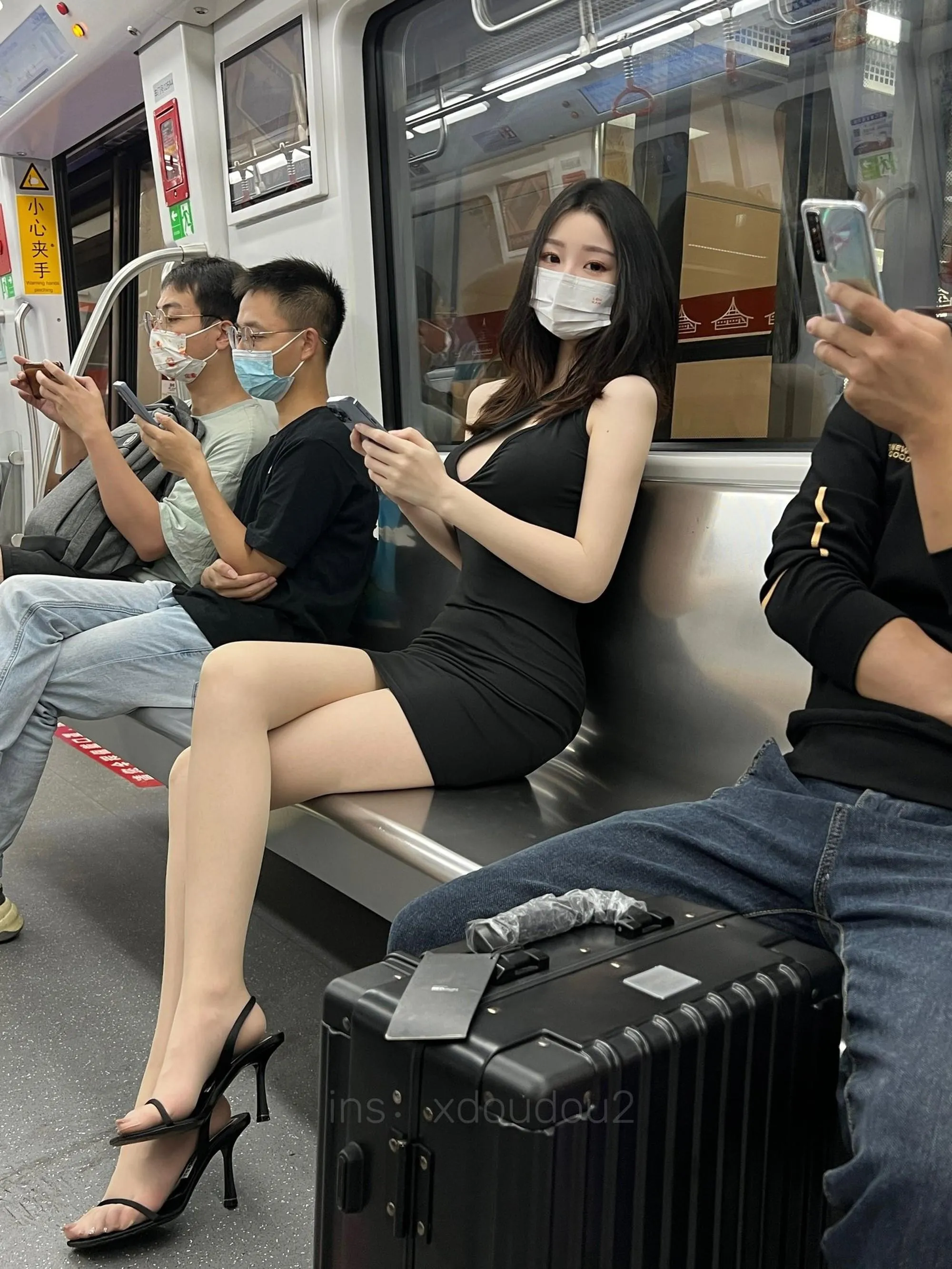 是小逗逗 – NO.007 30粉丝著名美团外卖媛网红模特 全量资源 极品露脸大长腿顶级露出专家 [309P]插图3